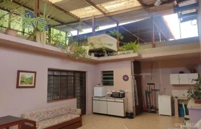 Casa com 250m2 com 2 vagas , edícula , quintal enorme e lavanderia