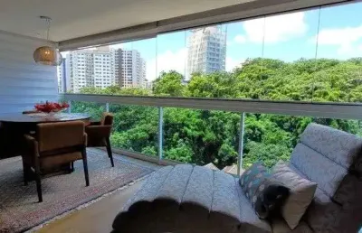 À venda com 3 suítes e 2 vagas de garagem no centro de florianópolis.