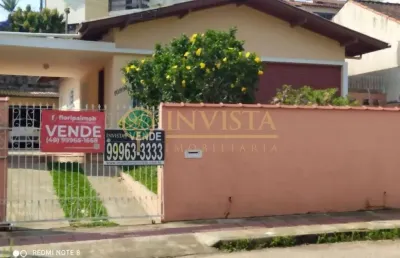 À venda | casa com churrasqueira, edícula e 3 quartos - jardim atlântico, florianópolis.