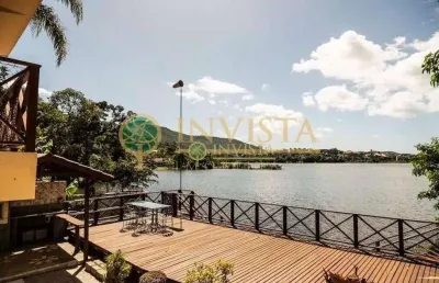De frente para lagoa da conceição, área gourmet com deck e churrasqueira, 3 quartos e hidromassagem - à venda.