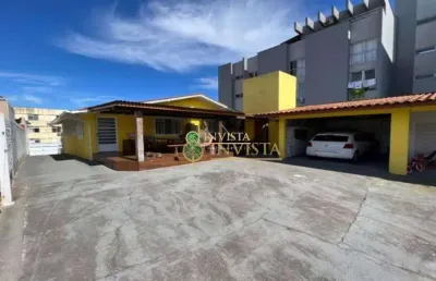 À venda em coqueiros! 700m², 3 quartos e área externa com churrasqueira