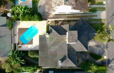 Condominio fechado, área externa com piscina e churrasqueira.