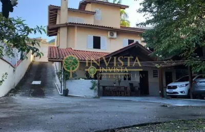 À venda | 235 m², área gourmet, edícula, 5 quartos e 10 vagas de garagem - trindade, em florianópolis.