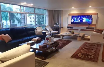 Apartamento com 224m², 4 quartos, hidromassagem e 2 vagas de garagem.