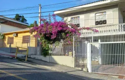 No centro de florianópolis, com 4 quartos, 1 suíte com hidromassagem e garagem coberta