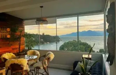 Frente mar, mobiliado, com 3 quartos sendo 2 suítes e vista mar