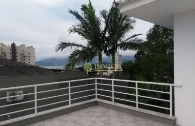 Próximo a beira mar norte, com terraço com vista parcial para o mar, 2 quartos sendo 1 suíte e 1 vaga.