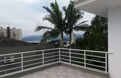 Próximo a beira mar norte, com terraço com vista parcial para o mar, 2 quartos sendo 1 suíte e 1 vaga.