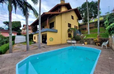 A poucos minutos do villa romana shopping e ufsc, semi mobiliada, com 4 quartos sendo 1 suíte e 4 vagas