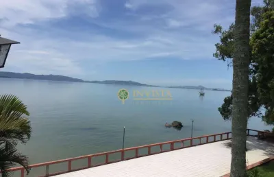 Condomínio recreativo frente mar, pé na areia com 10 casas em biguaçu.