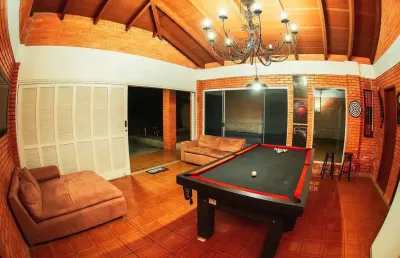 À venda | 250 m², praia de jurerê, com 5 quartos sendo 3 suítes, espaço recreativo, piscina e 4 vagas