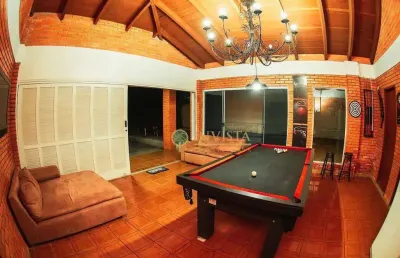 À venda | 250 m², praia de jurerê, com 5 quartos sendo 3 suítes, espaço recreativo, piscina e 4 vagas