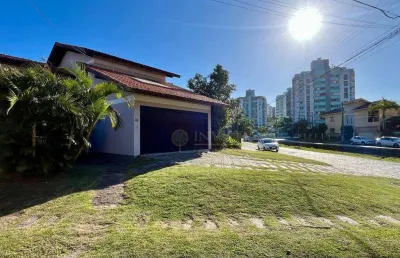 À venda | 540 m², 2 pavimentos, churrasqueira, edícula e 3 quartos - próxima à ufsc em florianópolis.
