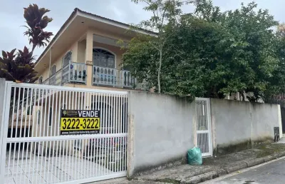 6 quartos sendo 2 suítes, amplo quintal e 2 vagas em capoeiras - á venda em florianópolis
