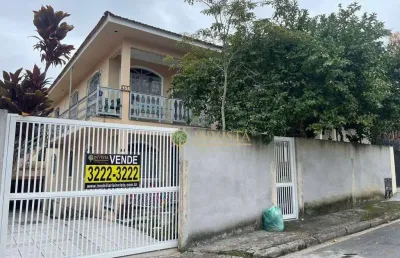 6 quartos sendo 2 suítes, amplo quintal e 2 vagas em capoeiras - á venda em florianópolis