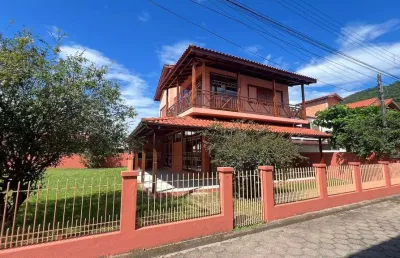 À venda | 220 m², 3 quartos (1 suíte) e 4 vagas - praia da armação, em florianópolis.