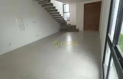Área externa com churrasqueira, 3 quartos e 1 vaga à venda no carianos próximo ao estádio do avaí.
