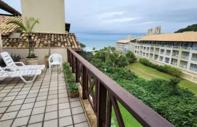 Sacada ampla com churrasqueira e vista mar, ático com hidromassagem, 4 quartos e lazer completo à venda no costão do santinho.
