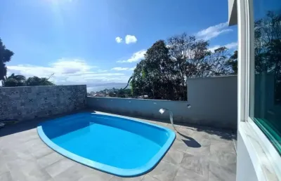 Terraço com vista mar, piscina e espaço gourmet, 4 suítes e 6 vagas para locação no centro de florianópolis.