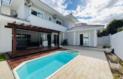 Em condomínio fechado com espaço gourmet, área de piscina, 4 quartos e 2 vagas à venda na vargem pequena.