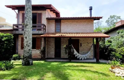 Área externa com piscina, lareira e 3 quartos à venda na praia do campeche.