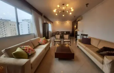 Andar alto, mobiliado com 4 quartos e 2 vagas para locação no centro de florianópolis.