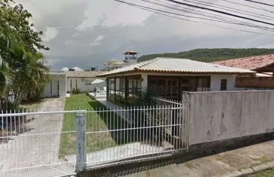 Área de churrasqueira com piscina, 2 quartos e 2 vagas à venda no campeche.