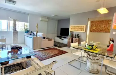 Reformado, andar alto, 3 quartos e 1 vaga de garagem à venda no centro de florianópolis.