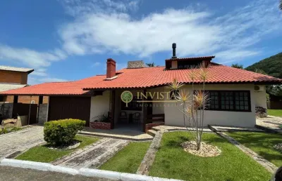 Em condomínio fechado com 3 quartos e espaço gourmet com churrasqueira à venda em sambaqui.