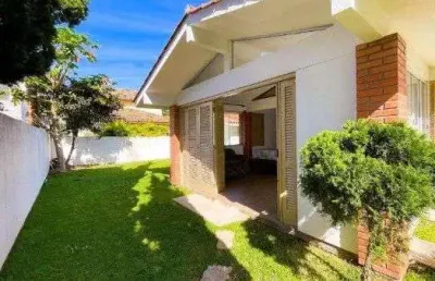 À venda | alto padrão – 300m², 5 quartos, 3 vagas – próxima ao mar, em jurerê internacional, florianópolis