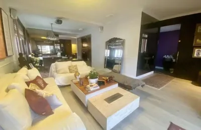 Semi mobiliado e reformado com 4 quartos, 4 vagas e sacada à venda no centro próximo ao beiramar shopping.