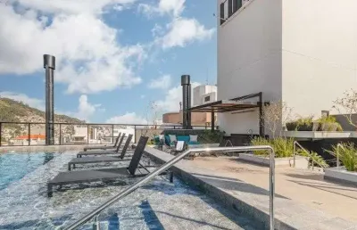 2 quartos, 1 suíte, sacada com churrasqueira e 1 vaga de garagem - à venda no centro de florianópolis