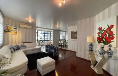 Apartamento em andar alto com 4 quartos, semi mobiliado e 2 vagas à venda no centro de florianópolis.