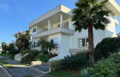 Locação! alto padrão com 5 suítes, piscina privativa e 6 vagas em jurerê internacioal.