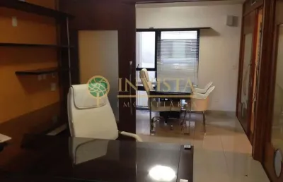 Sala comercial com 228m² e 2 vagas de garagem para locação no centro de florianópolis.