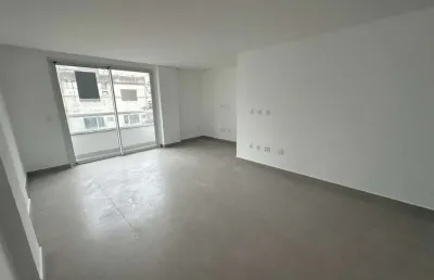 À venda no centro de florianópolis! novo com 2 suítes e sacada.