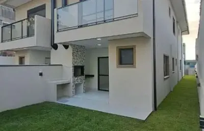 Sobrado à venda em canasvieiras! 3 quartos, varanda com churrasqueira, sacada e 2 vagas de garagem.