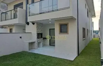Sobrado à venda em canasvieiras! 3 quartos, varanda com churrasqueira, sacada e 2 vagas de garagem.