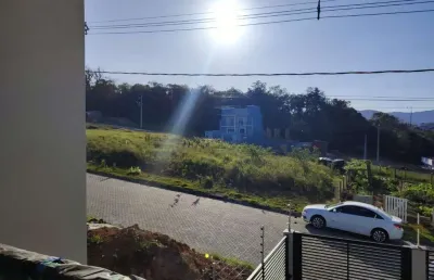 À venda no bairro forquilinhas! 3 quartos, varanda com churrasqueira e 1 vaga de garagem.