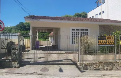 À venda no bairro pantanal! casa com 132m² de área construída, 4 quartos, churrasqueira, edícula e 1 vaga coberta.