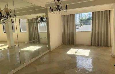 Conjunto de sala comercial com elevador, 225m² e 2 vagas de garagem.