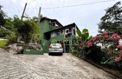Vista mar, 699m² de terreno, 2 quartos e ótima localização - à venda na armação do pântano do sul.