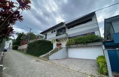 Alto padrão no bairro córrego grande, próximo a ufsc! 6 quartos, piscina privativa, hidromassagem, churrasqueira e 2 vagas de garagem - à venda
