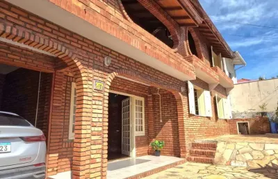 À venda | 151m², 4 quartos, sala com lareira, churrasqueira e 2 vagas de garagem - coqueiros, em florianópolis.