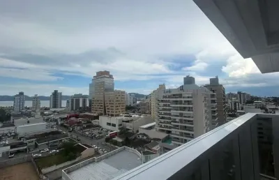 Andar alto, sacada com churrasqueira e vista para o mar, 3 quartos (sendo 3 suítes) e 2 vagas de garagem - à venda no bairro estreito.