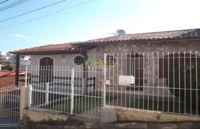 À venda em coqueiros, florianópolis! casa com 4 quartos, espaço gourmet e 2 vagas de garagem.