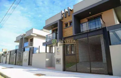Casa com 3 quartos, área gourmet com churrasqueira e 2 vagas de garagem - à venda na praia do campeche.