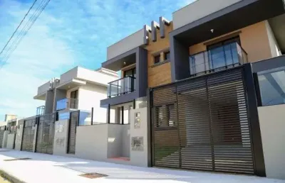 Casa com 3 quartos, área gourmet com churrasqueira e 2 vagas de garagem - à venda na praia do campeche.