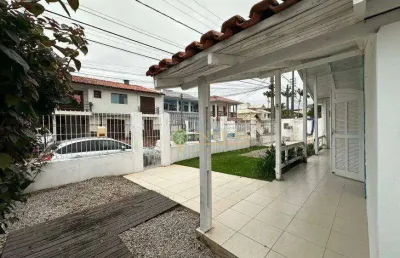 À venda na praia dos ingleses! casa com 3 quartos, varanda gourmet com churrasqueira e 2 vagas de garagem.