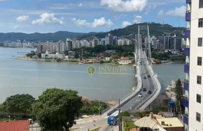 Frente mar no bairro estreito! apartamento com 4 quartos, sacada com churrasqueira e 1 vaga de garagem.